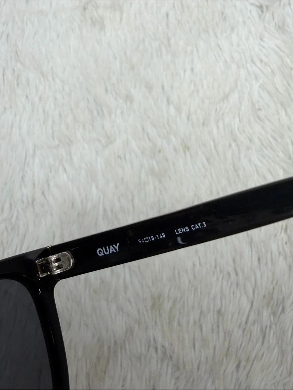 QUAY / Drive in large square unisex sunglasses black lens black frames